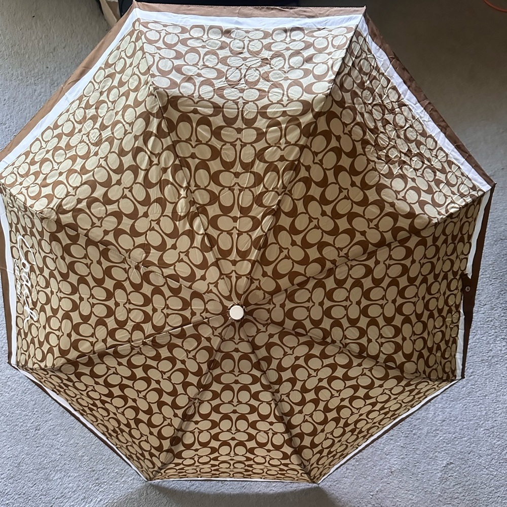 Coach umbrella signature design